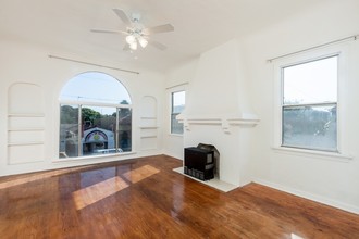 1115 E Broadway in Long Beach, CA - Foto de edificio - Building Photo