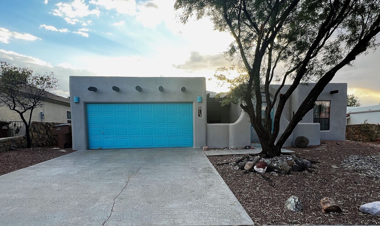 740 Canyon Point Rd in Las Cruces, NM - Building Photo