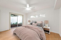 8335 W Manchester Ave, Unit B in Venice, CA - Foto de edificio - Building Photo