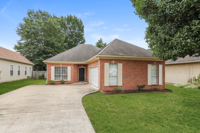 1155 Amberley Woods Dr in Helena, AL - Building Photo