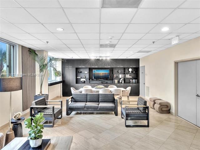 6422 Collins Ave, Unit PH-4 in Miami Beach, FL - Building Photo - Building Photo