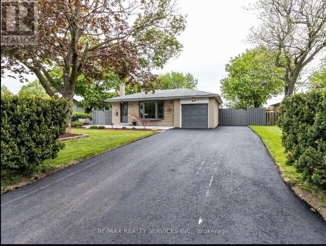 64 Brookdale Crescent in Brampton, ON - Building Photo - Building Photo