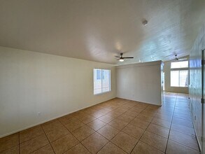 5520 Oakwood Ridge St in Las Vegas, NV - Foto de edificio - Building Photo