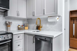 168 McCaul St, Unit SI ID1389236P in Toronto, ON - Building Photo - Building Photo