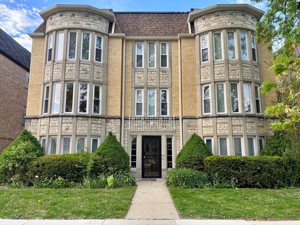 6660 W Devon Ave in Chicago, IL - Building Photo