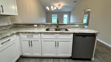 1214 NW 16th Terrace in Cape Coral, FL - Foto de edificio - Building Photo