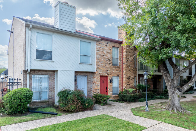 Beverly Village Townhomes in Houston, TX - Building Photo - Building Photo