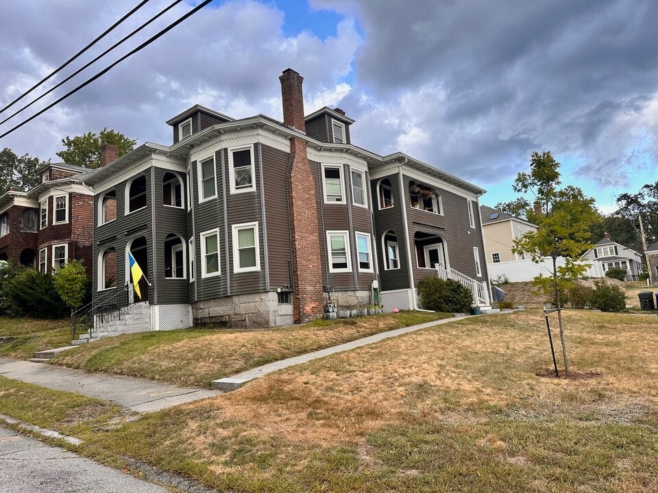 23 Hubbard St, Unit 23 Hubbard Street Apt 1 in Manchester, NH - Foto de edificio