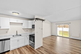 50 E Hill Rd in Canton, CT - Building Photo - Building Photo