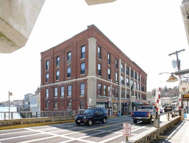 Main Block Building in Mystic, CT - Building Photo - Building Photo