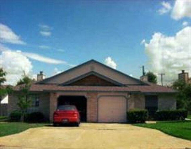 402.404 Cypress Ln, Unit 402 in Round Rock, TX - Foto de edificio - Building Photo