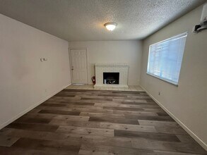 560 Gilbert Ave in Oakdale, CA - Building Photo - Building Photo