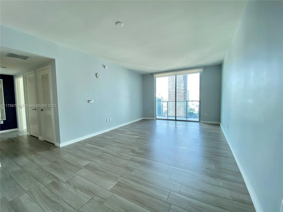 1100S S Miami Ave in Miami, FL - Building Photo