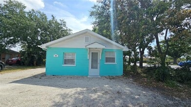 15 N Mango St in Englewood, FL - Building Photo - Building Photo