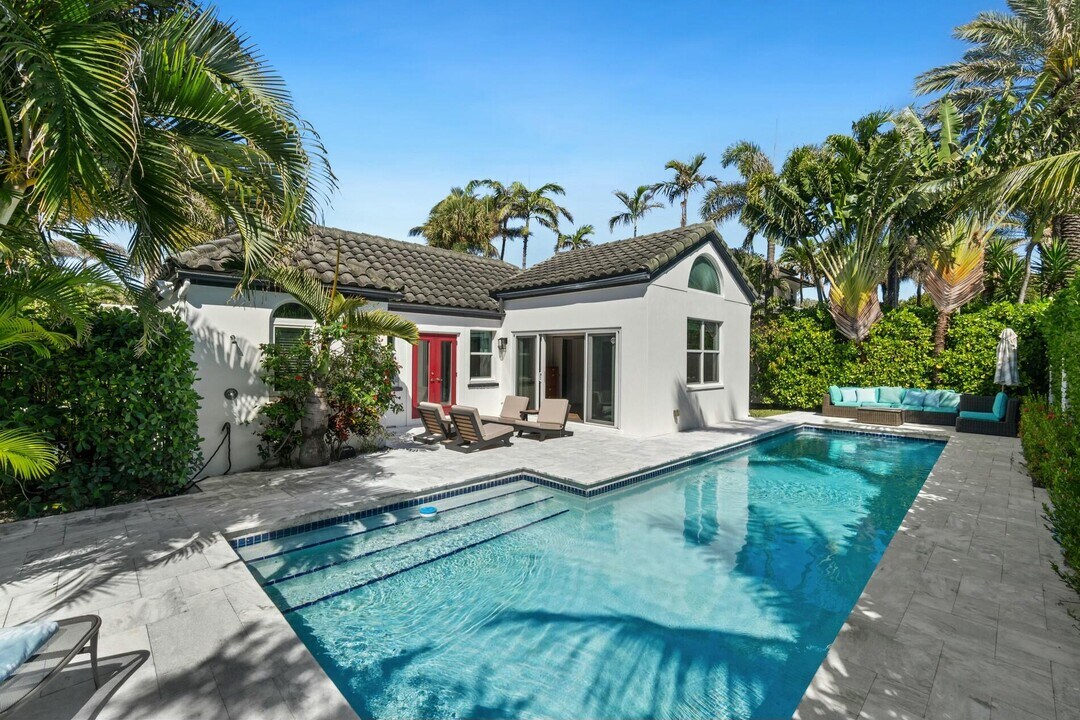 111 Dolphin Bend Rd in Boynton Beach, FL - Building Photo