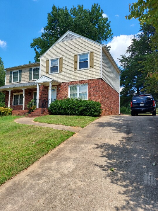 64 Sweetbriar Ln in Spartanburg, SC - Building Photo