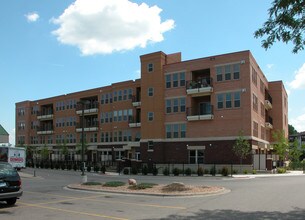 Uptown Landing in Burnsville, MN - Foto de edificio - Building Photo