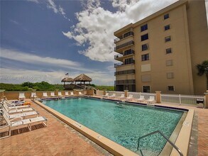 10200 S Ocean Dr in Jensen Beach, FL - Foto de edificio - Building Photo