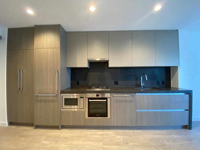 6080 Mckay Av in Burnaby, BC - Building Photo - Building Photo