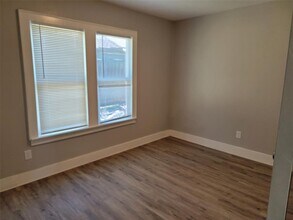 801 S Travis Ave in Cleveland, TX - Building Photo - Building Photo