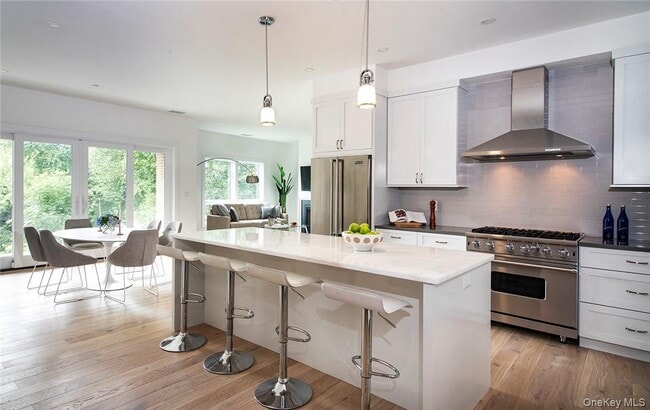 8 Boulevard W in Pelham, NY - Foto de edificio - Building Photo