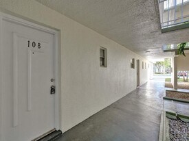 4205 N University Dr, Unit 108 in Sunrise, FL - Building Photo