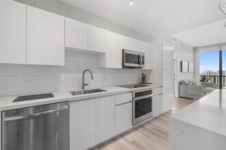 101 Diplomat Pkwy in Hallandale Beach, FL - Building Photo - Building Photo