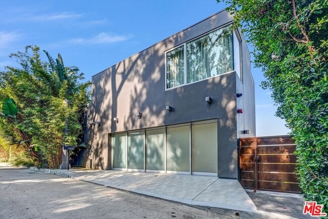 9400 Readcrest Dr in Beverly Hills, CA - Building Photo - Building Photo