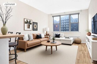 2790 Broadway in New York, NY - Building Photo