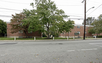 Greene Manor Apartments West in Philadelphia, PA - Foto de edificio - Building Photo