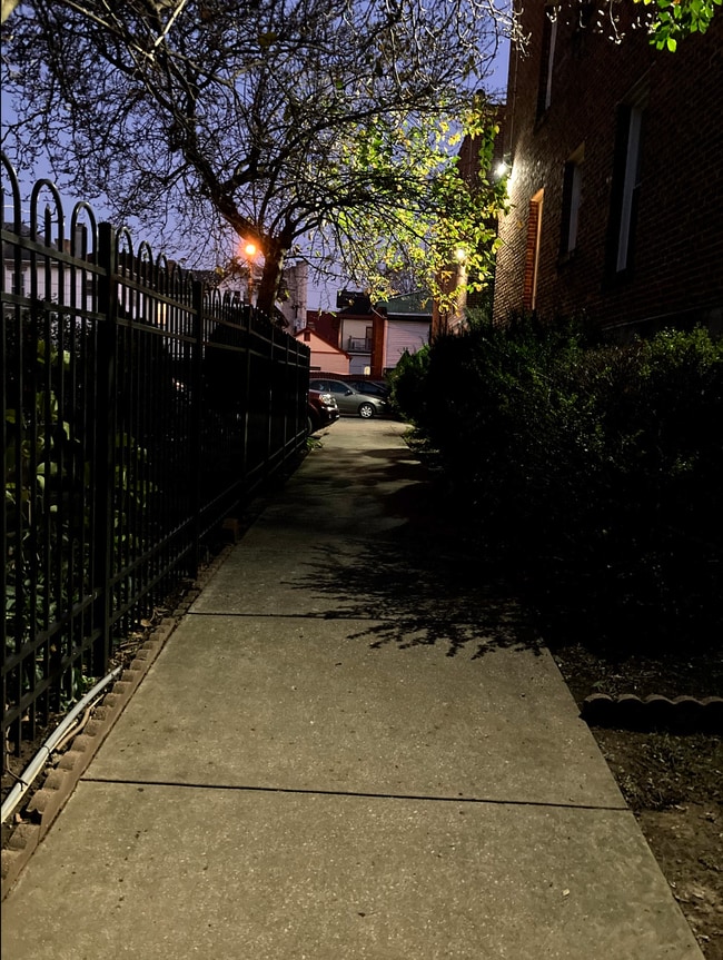 204 Bradford St, Unit 7 in Charleston, WV - Foto de edificio - Building Photo