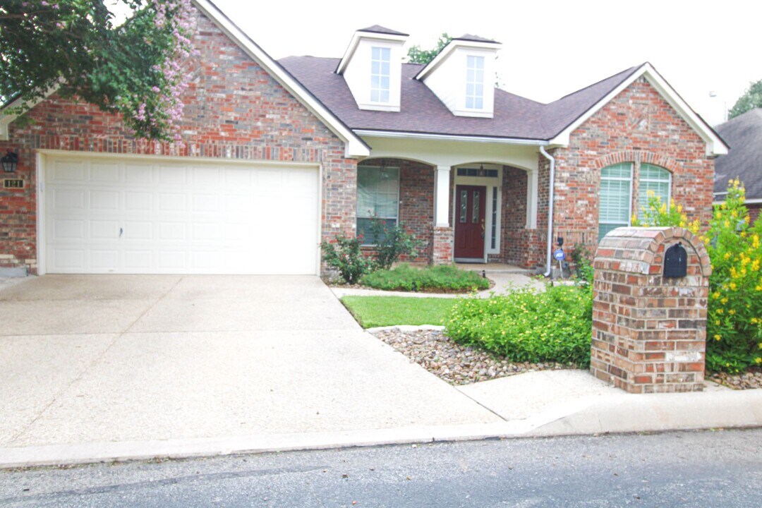 121 Antler Cir in San Antonio, TX - Building Photo