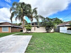 2611 Alexander Ave in West Palm Beach, FL - Building Photo