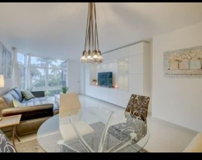 3375 N Country Club Dr, Unit 103 in Miami, FL - Foto de edificio - Building Photo