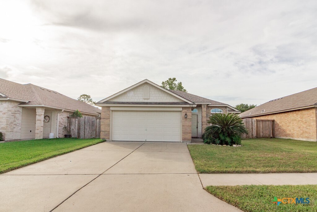 304 Yosemite Dr in Victoria, TX - Building Photo