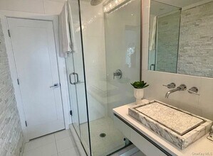 16 N Shore Rd in Hampton Bays, NY - Building Photo - Building Photo