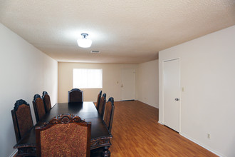 413 N Adams St in Glendale, CA - Building Photo - Interior Photo