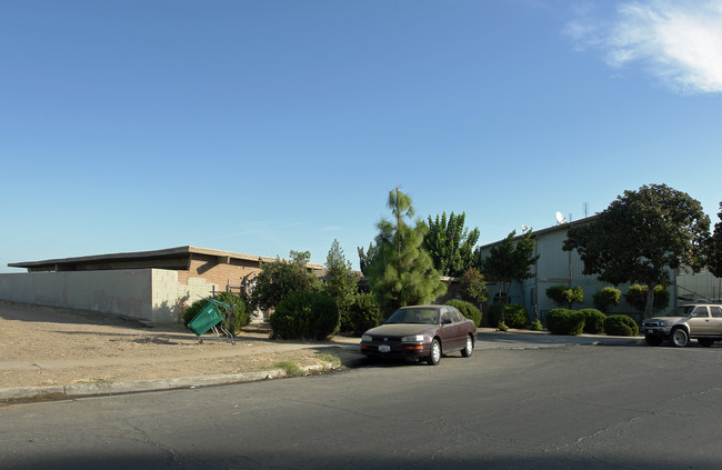 5695-5705 E Huntington Blvd in Fresno, CA - Foto de edificio - Building Photo