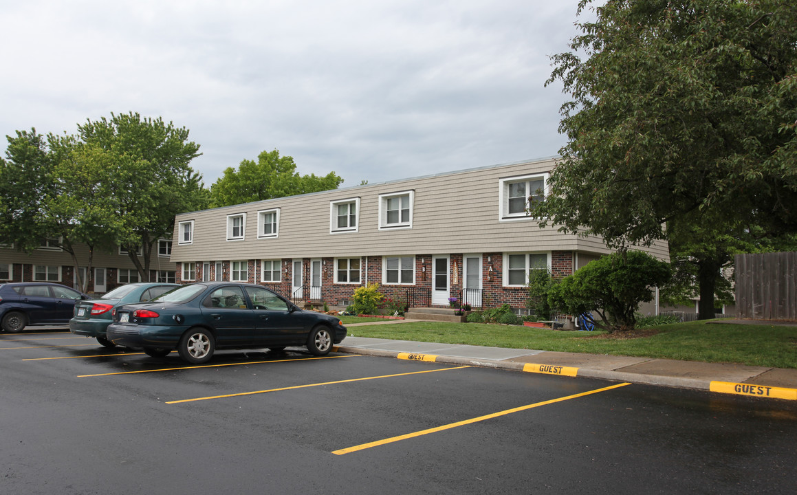 Fox Ridge Townhouses in Topeka, KS - Building Photo