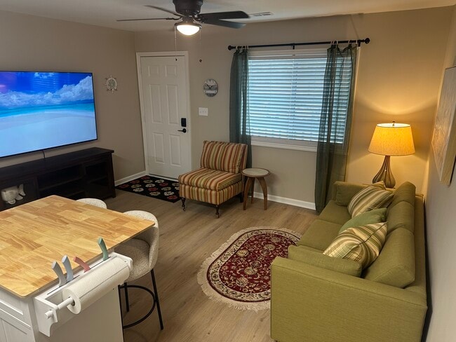 603 Wagon Wheel Rd, Unit Seaside Peace