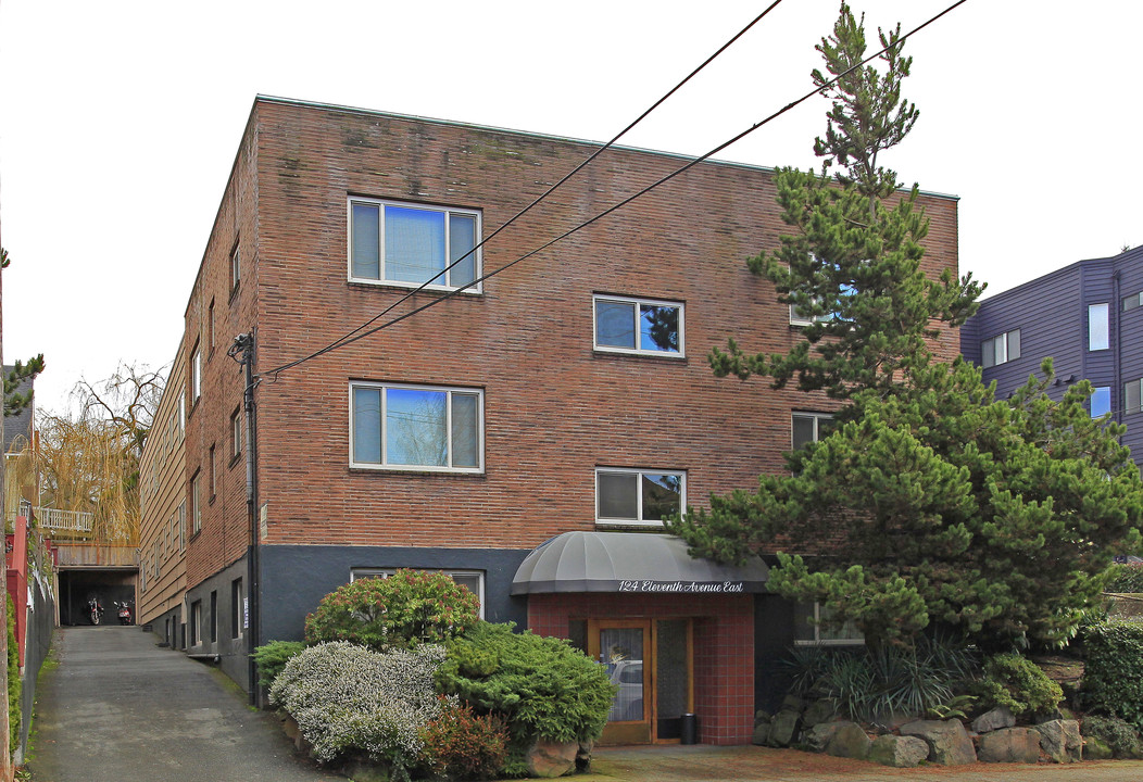 Daniels Apartments in Seattle, WA - Building Photo