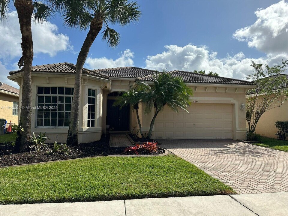 6644 SW 194th Ave in Fort Lauderdale, FL - Building Photo