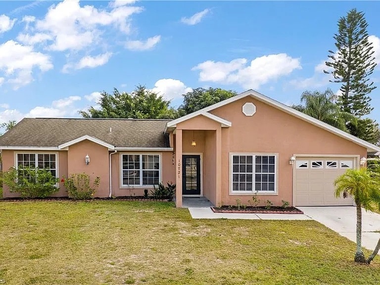 10721 Figtree Ct in Lehigh Acres, FL - Foto de edificio