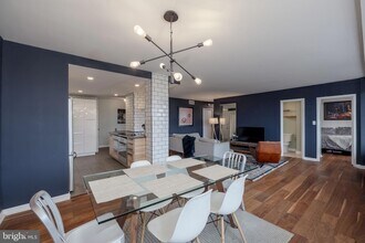 5500 Holmes Run Pkwy, Unit 1005 in Alexandria, VA - Foto de edificio - Building Photo