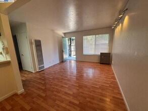 205 Ladera Plaza in Union City, CA - Building Photo - Building Photo
