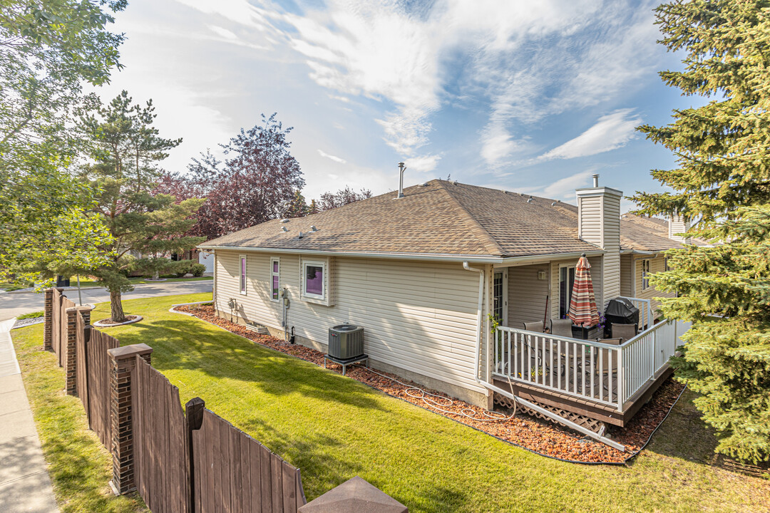 Charlton Court in Sherwood Park, AB - Building Photo