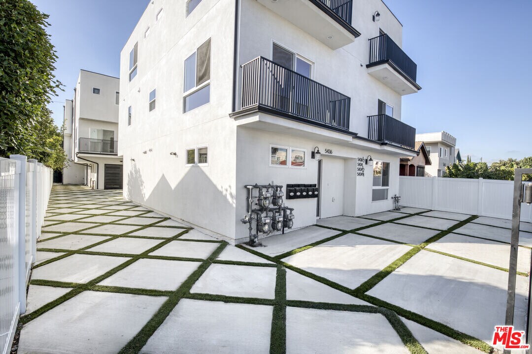 5438 Romaine St in Los Angeles, CA - Building Photo