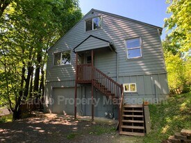 6423 SW Raab Rd in Portland, OR - Building Photo