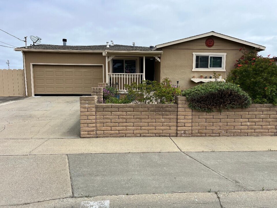 444 Andrew Cir in Marina, CA - Building Photo