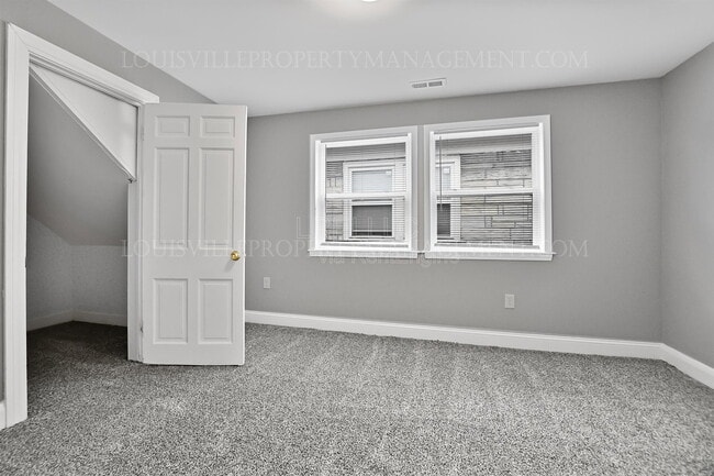 4143 W Market St in Louisville, KY - Building Photo - Building Photo